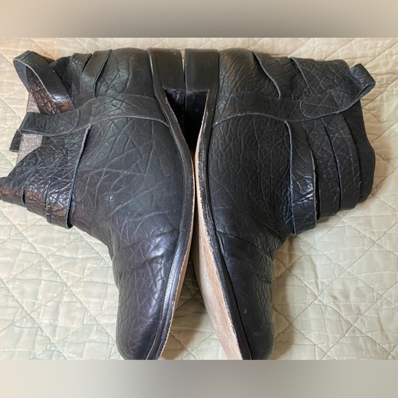 Matt Bernson short boots, size 8.5.  Textured black leather. Slip on. - Picture 3 of 9